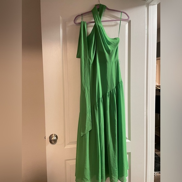 Belle Badgley MischkaMalia Halter
Neckline A-Line Midi Dress - Picture 4 of 6